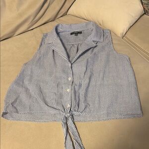 Lulu's Gray Sleeveless Crop Blouse with Notched Collar